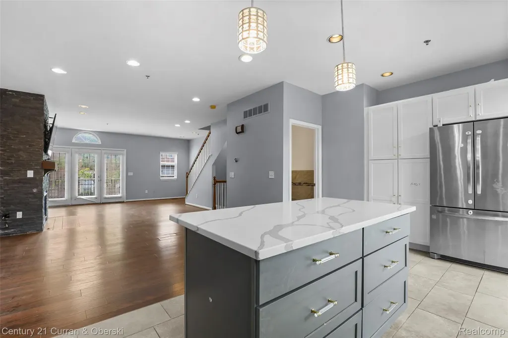 22146 W Village Dearborn City MI 48124