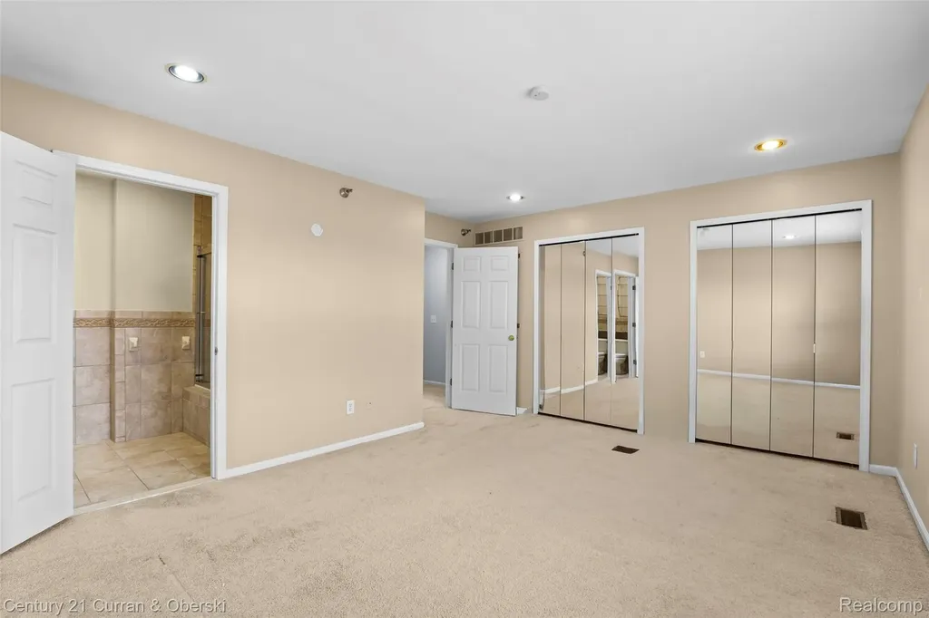22146 W Village Dearborn City MI 48124