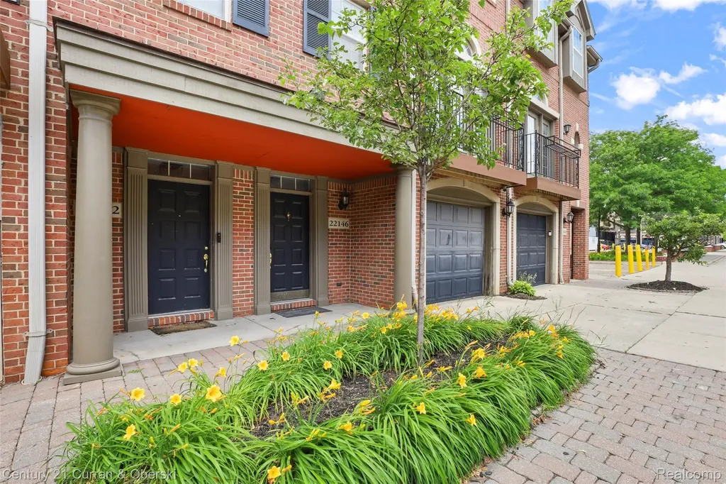 22146 W Village Dearborn City MI 48124