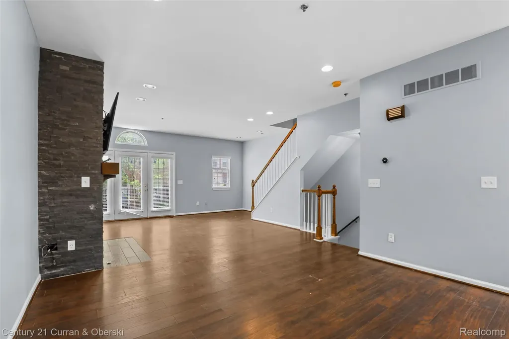 22146 W Village Dearborn City MI 48124