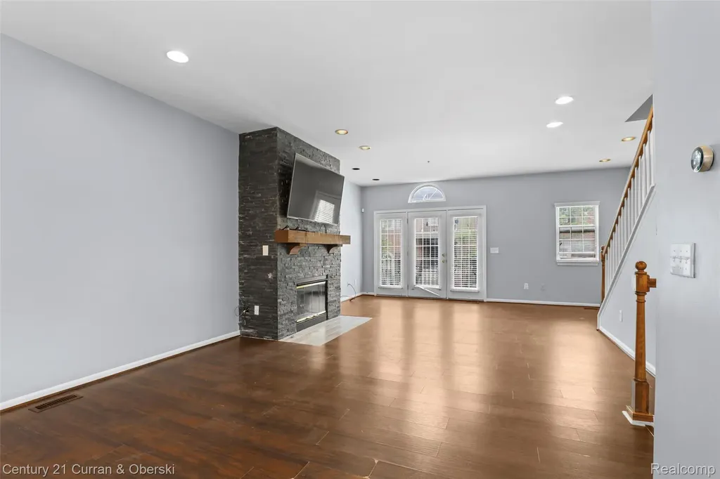 22146 W Village Dearborn City MI 48124