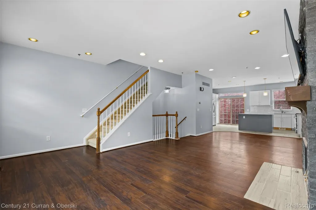 22146 W Village Dearborn City MI 48124