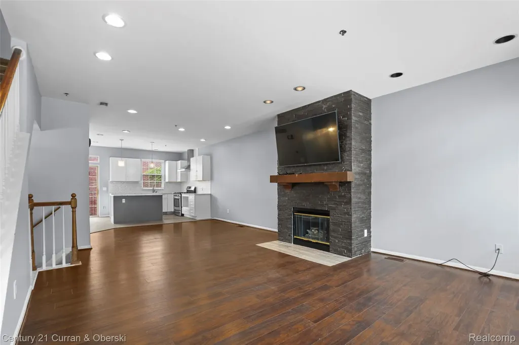 22146 W Village Dearborn City MI 48124