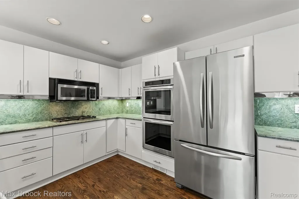 5725 Ridgewood Road West Bloomfield Charter Township MI 48322