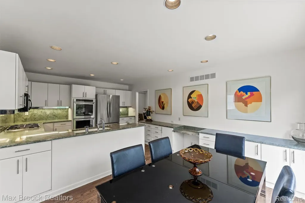 5725 Ridgewood Road West Bloomfield Charter Township MI 48322