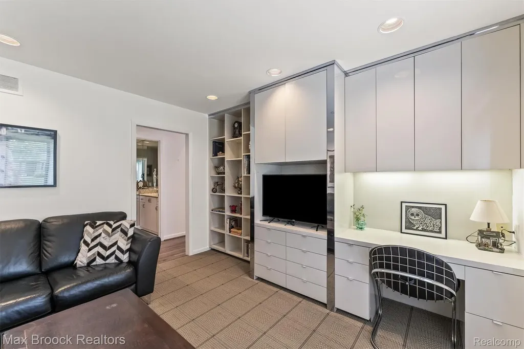 5725 Ridgewood Road West Bloomfield Charter Township MI 48322