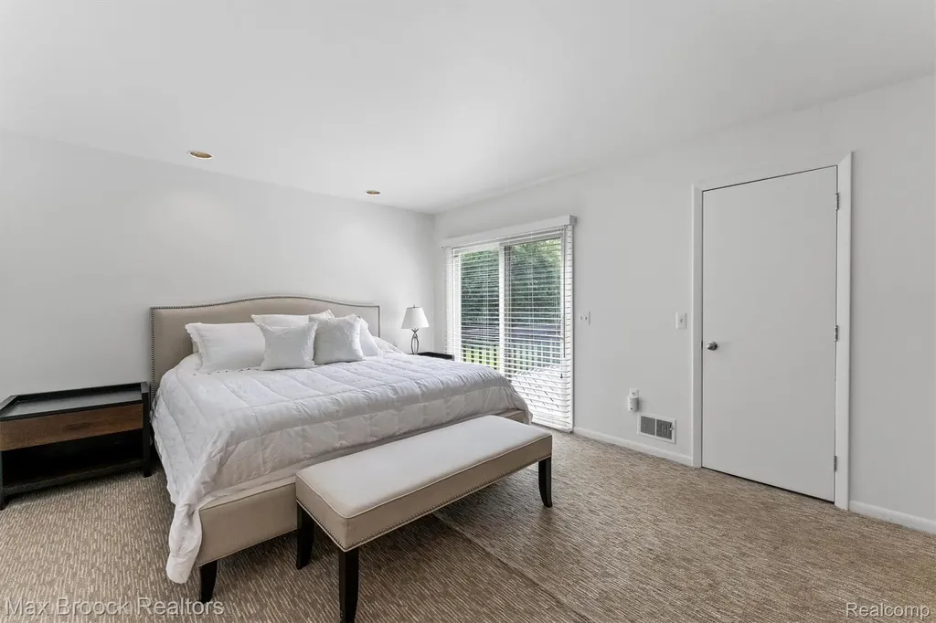 5725 Ridgewood Road West Bloomfield Charter Township MI 48322