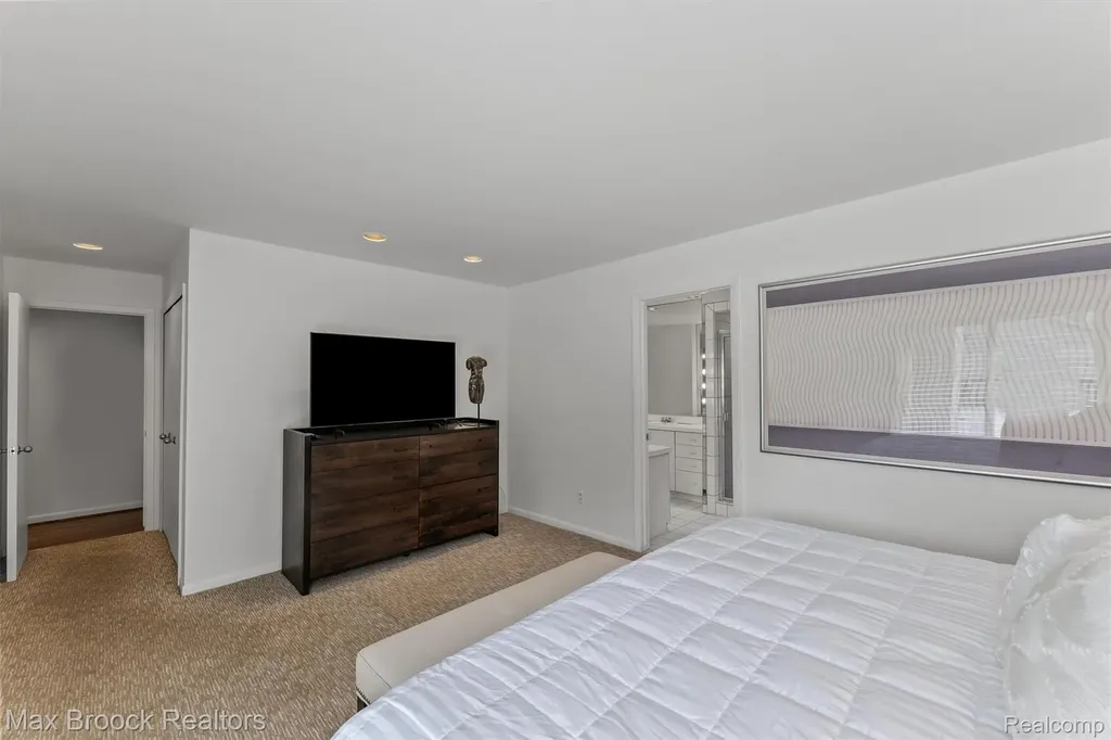 5725 Ridgewood Road West Bloomfield Charter Township MI 48322