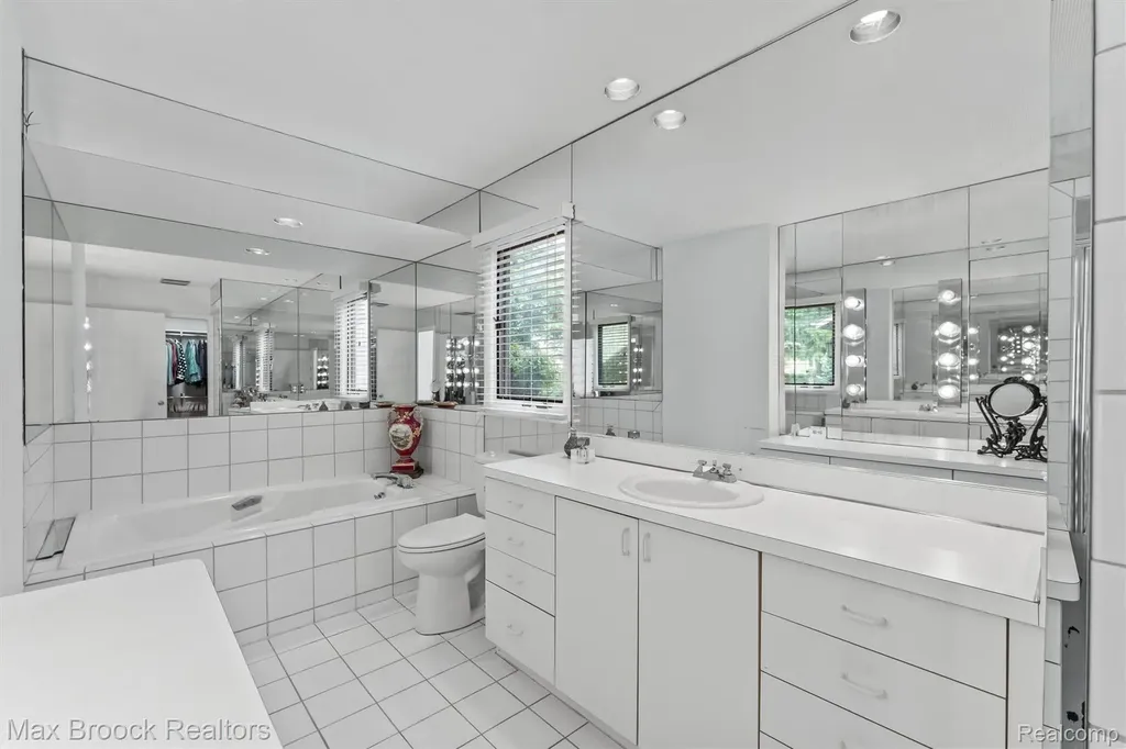 5725 Ridgewood Road West Bloomfield Charter Township MI 48322