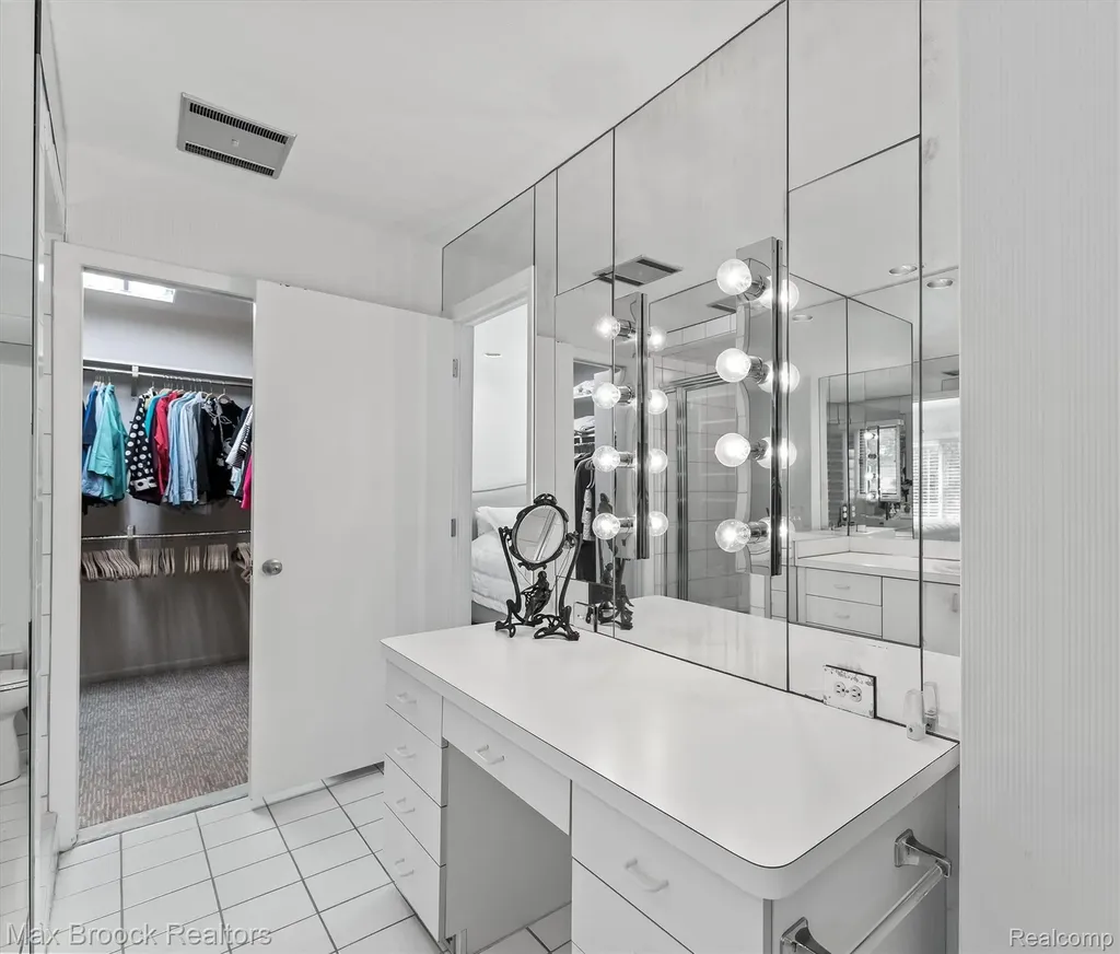 5725 Ridgewood Road West Bloomfield Charter Township MI 48322