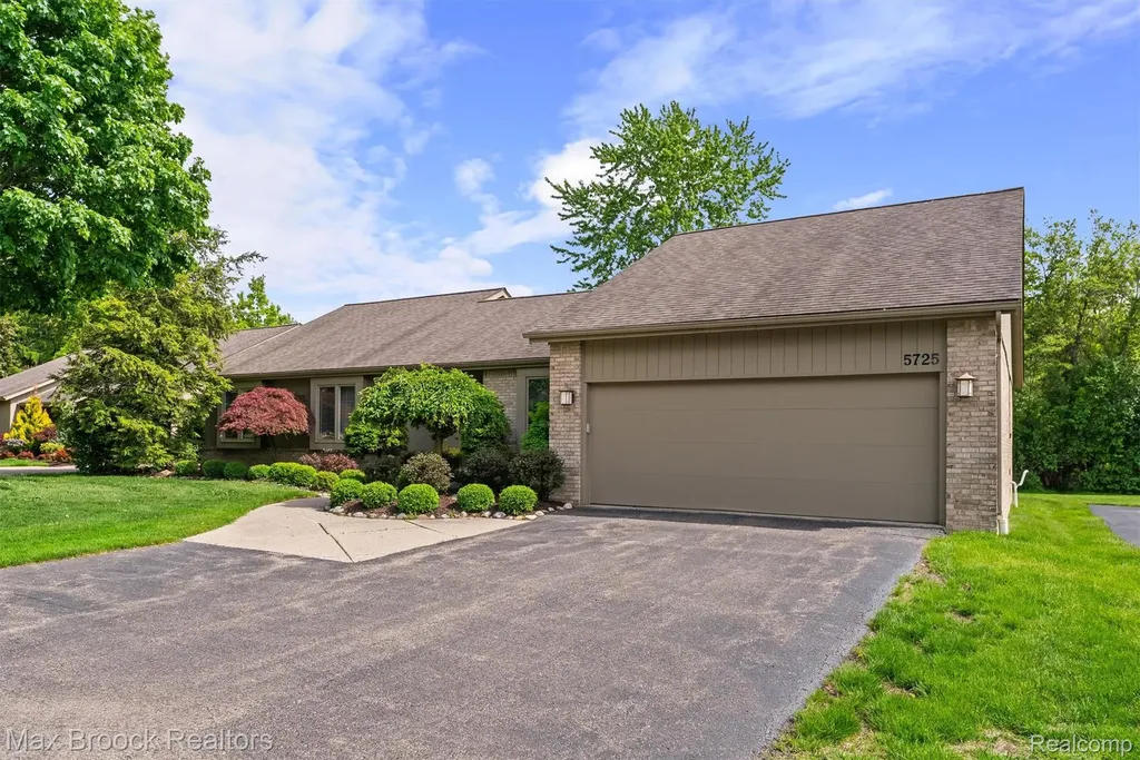 5725 Ridgewood Road West Bloomfield Charter Township MI 48322