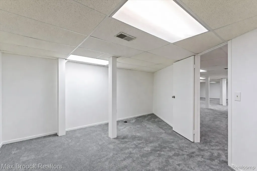 5725 Ridgewood Road West Bloomfield Charter Township MI 48322