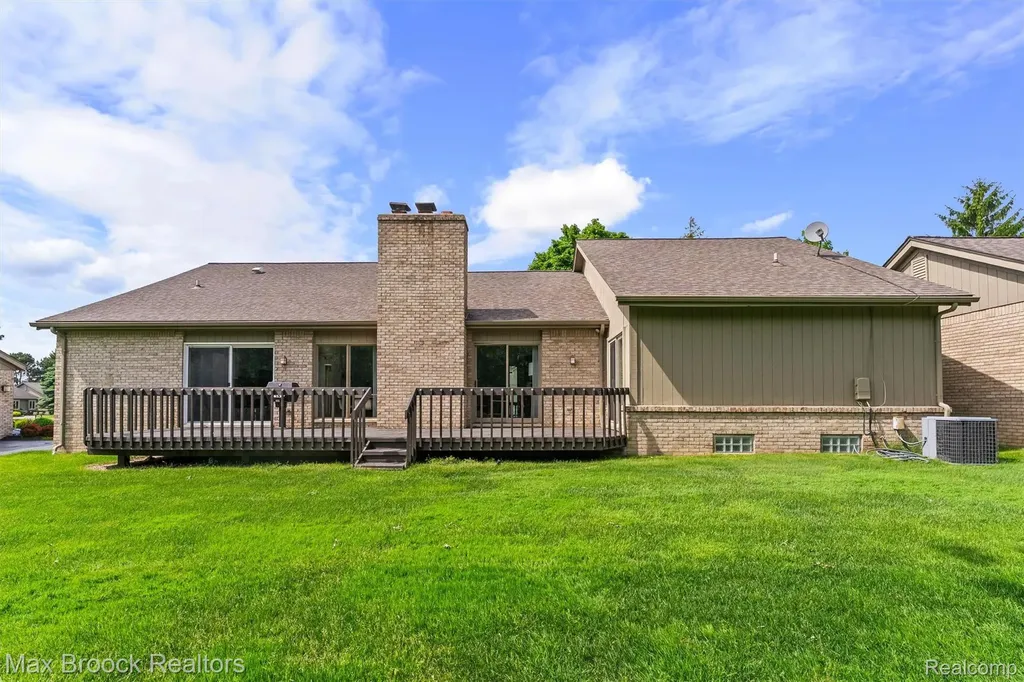 5725 Ridgewood Road West Bloomfield Charter Township MI 48322