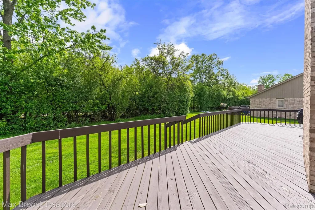 5725 Ridgewood Road West Bloomfield Charter Township MI 48322