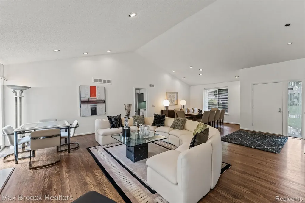 5725 Ridgewood Road West Bloomfield Charter Township MI 48322