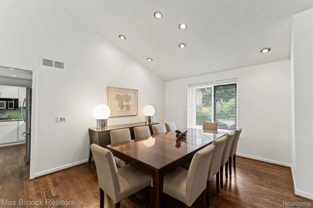 5725 Ridgewood Road West Bloomfield Charter Township MI 48322