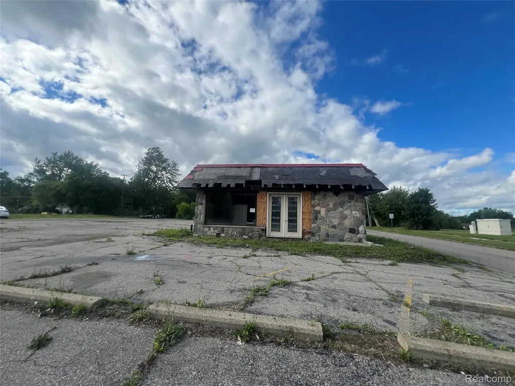1302 W Huron St Street Waterford Charter Township MI 48328