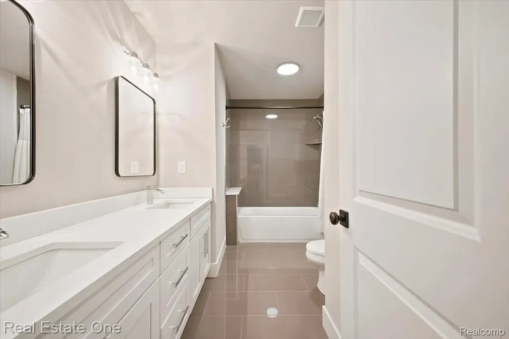 5485 Hammersmith Drive West Bloomfield Charter Township MI 48322