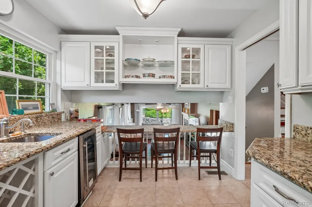 1424 Fairway Drive Birmingham City MI 48009