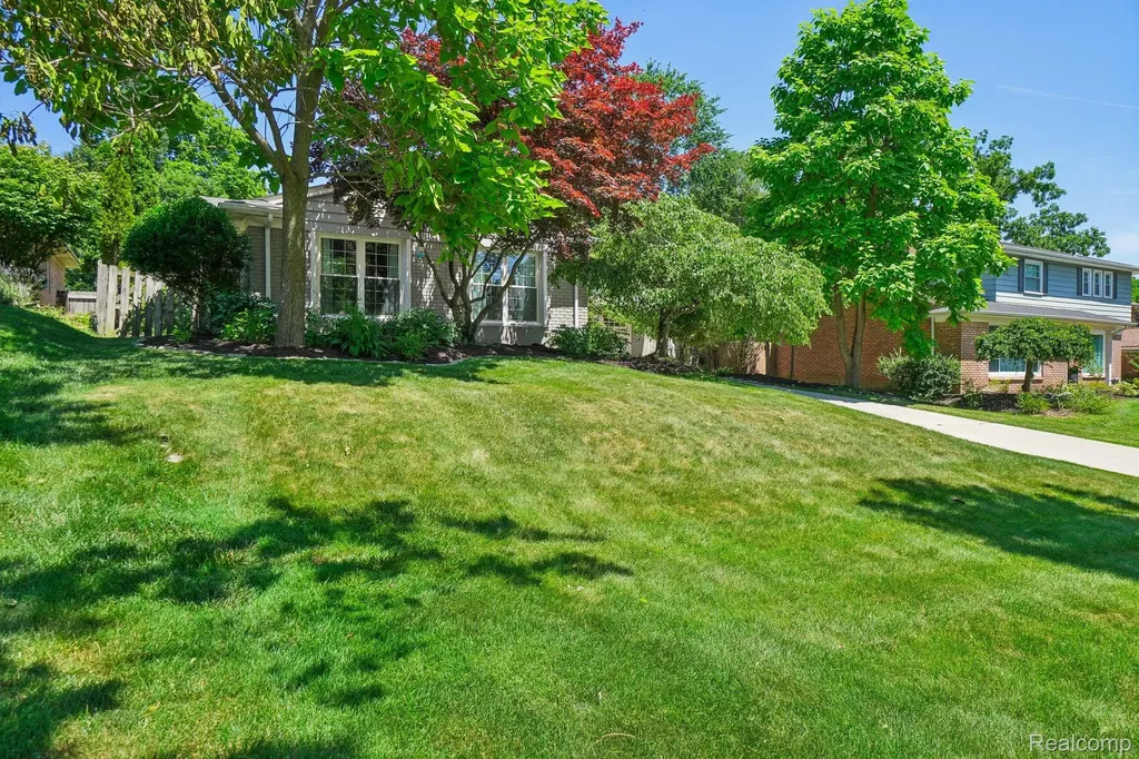 1424 Fairway Drive Birmingham City MI 48009