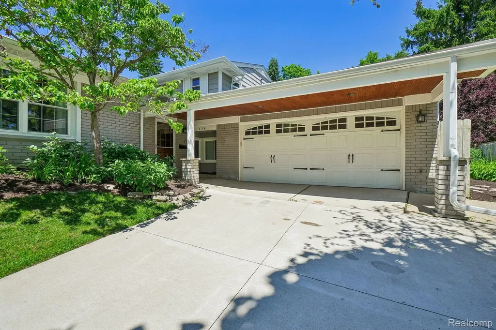 1424 Fairway Drive Birmingham City MI 48009