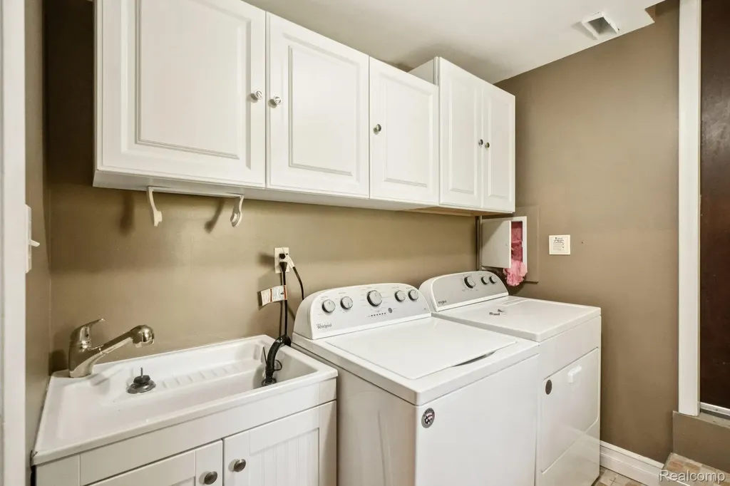 1424 Fairway Drive Birmingham City MI 48009