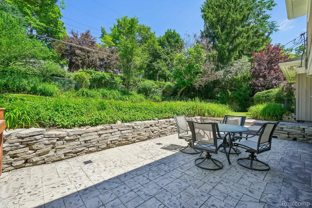 1424 Fairway Drive Birmingham City MI 48009