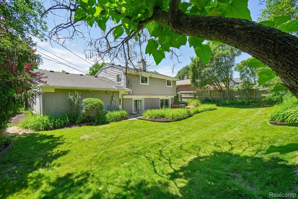 1424 Fairway Drive Birmingham City MI 48009