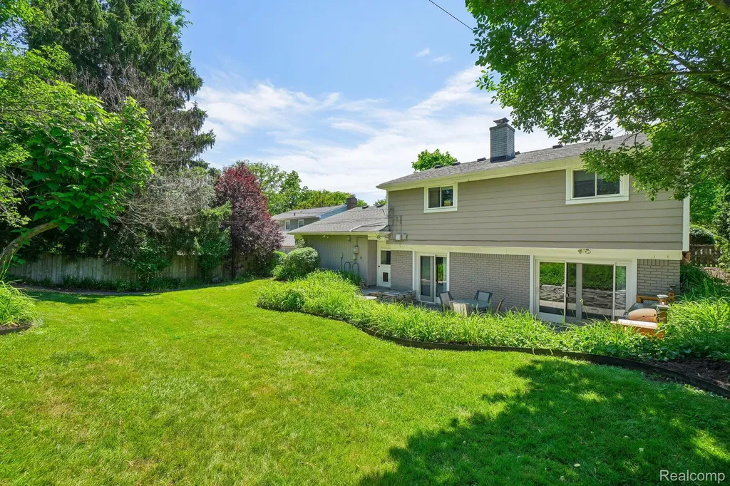 1424 Fairway Drive Birmingham City MI 48009