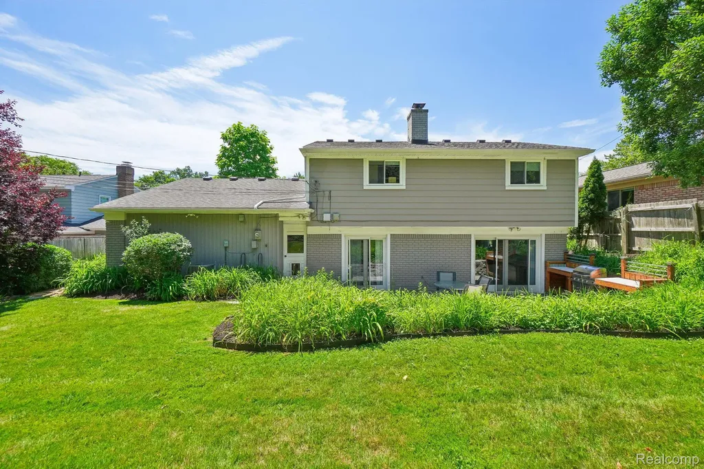 1424 Fairway Drive Birmingham City MI 48009