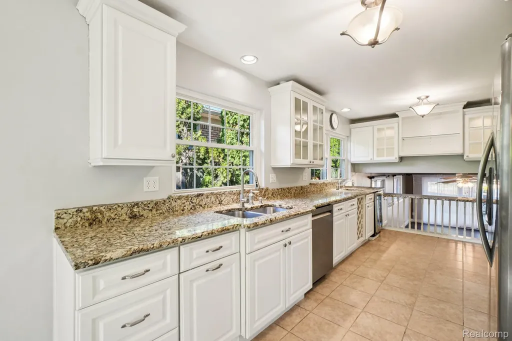1424 Fairway Drive Birmingham City MI 48009