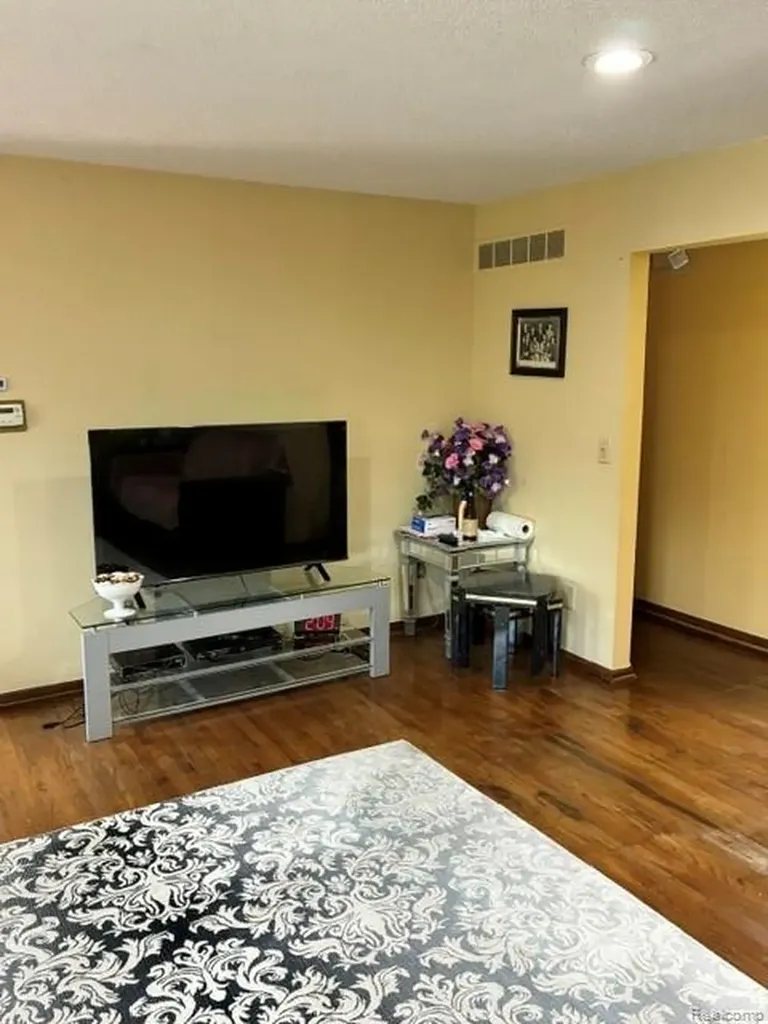35616 Drake Drive Sterling Heights City MI 48310