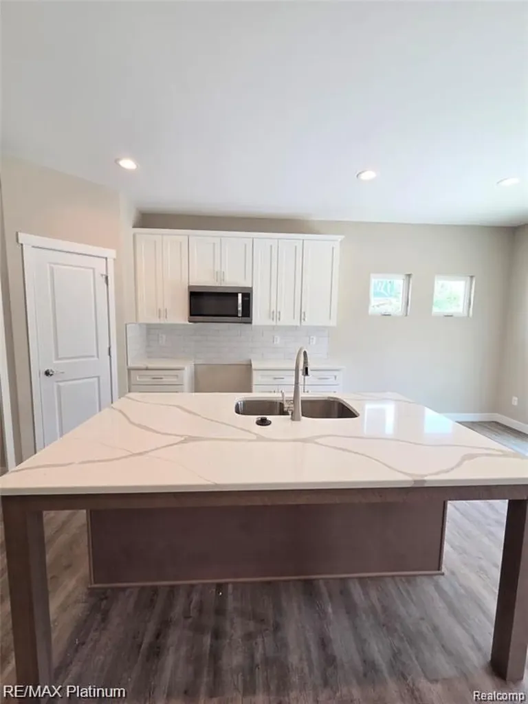 861 Oakwood Circle Fenton City MI 48430