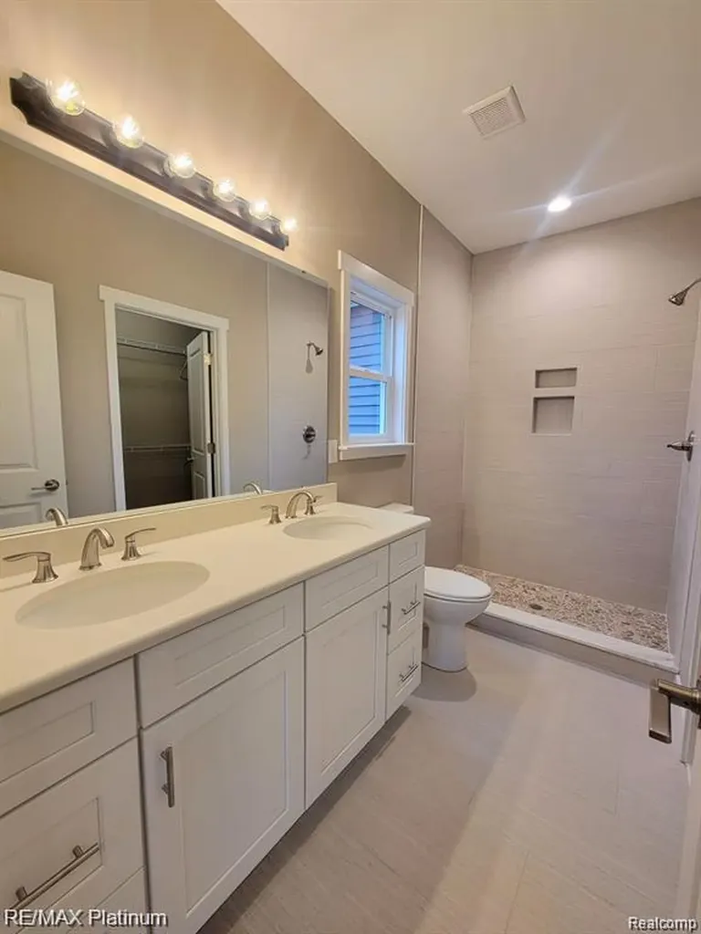861 Oakwood Circle Fenton City MI 48430