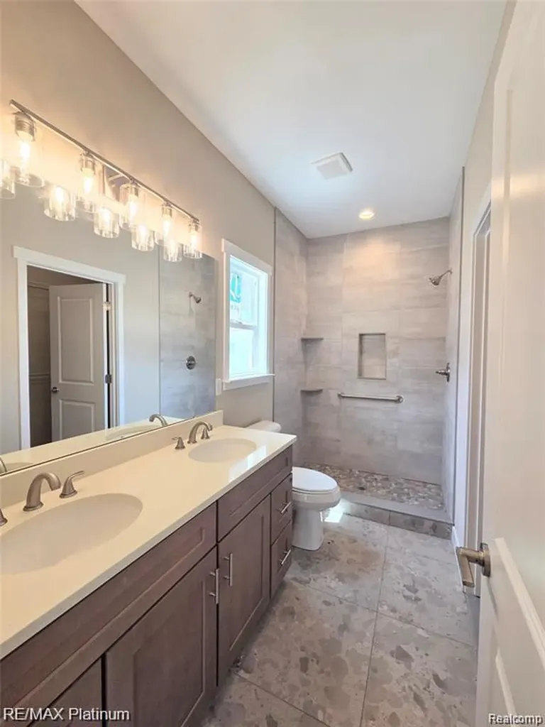 861 Oakwood Circle Fenton City MI 48430