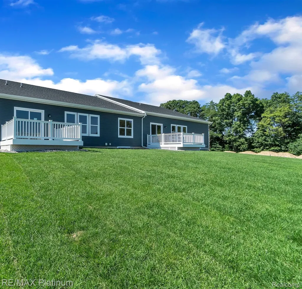 861 Oakwood Circle Fenton City MI 48430