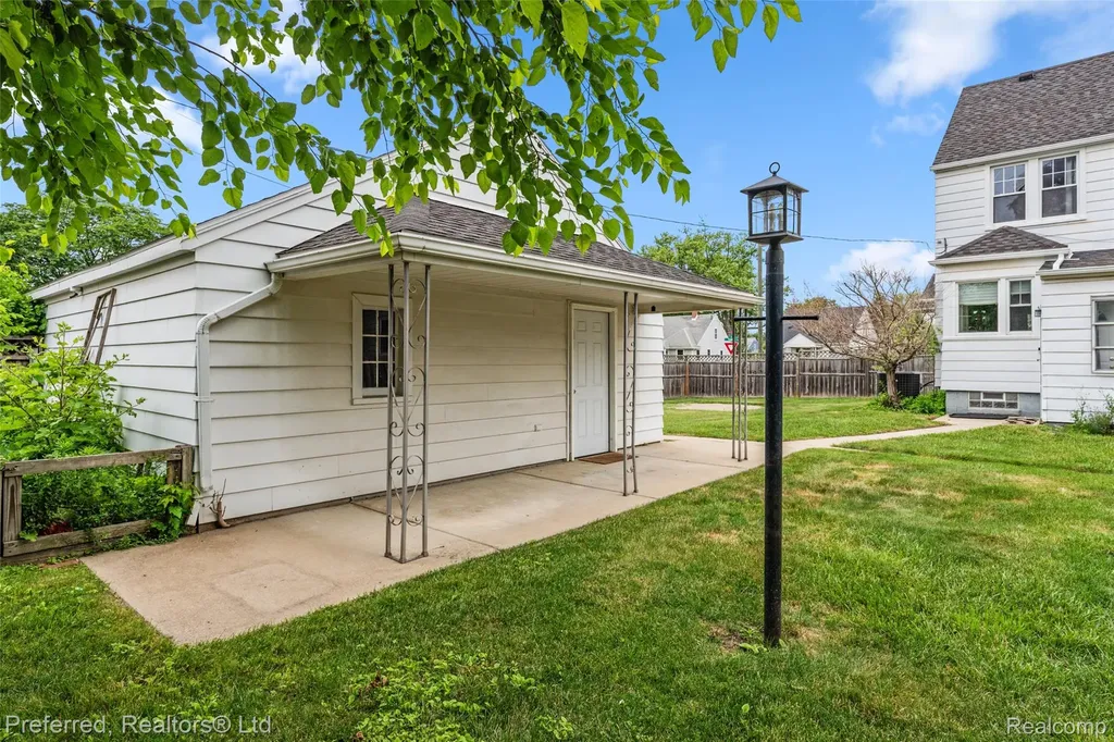 22265 Nowlin Street Dearborn City MI 48124