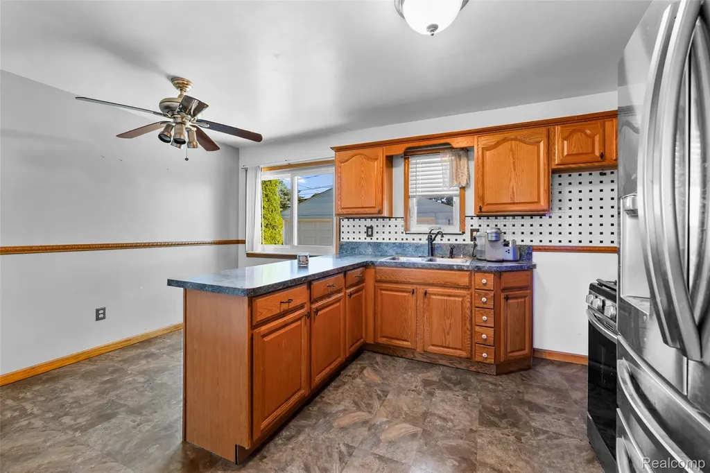 15641 Common Road Roseville City MI 48066