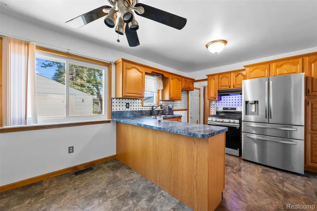 15641 Common Road Roseville City MI 48066