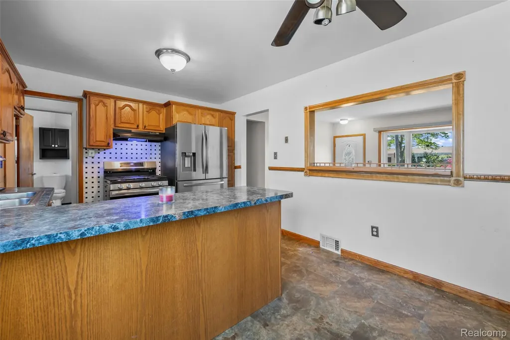 15641 Common Road Roseville City MI 48066