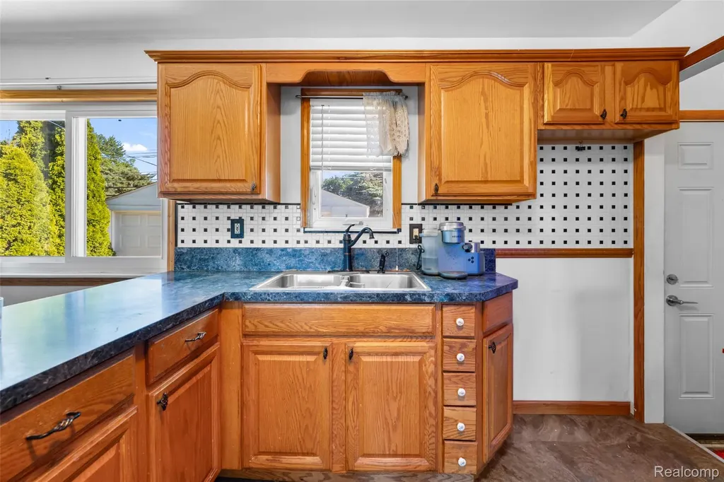 15641 Common Road Roseville City MI 48066