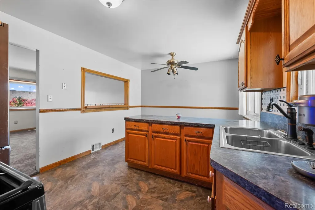 15641 Common Road Roseville City MI 48066