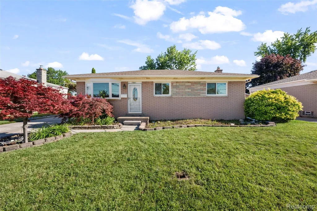 15641 Common Road Roseville City MI 48066