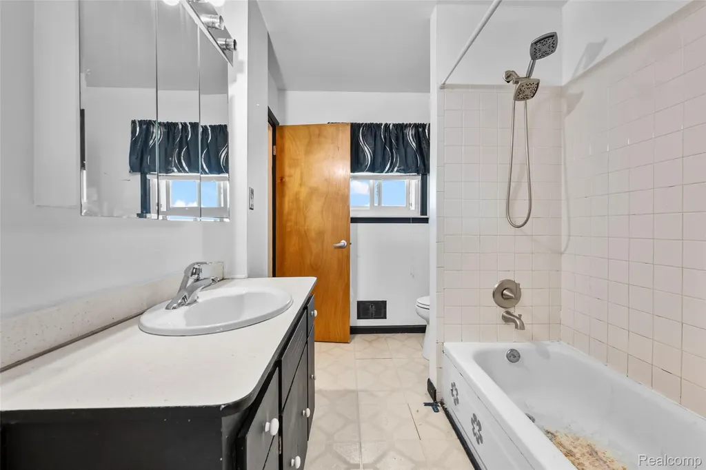 15641 Common Road Roseville City MI 48066