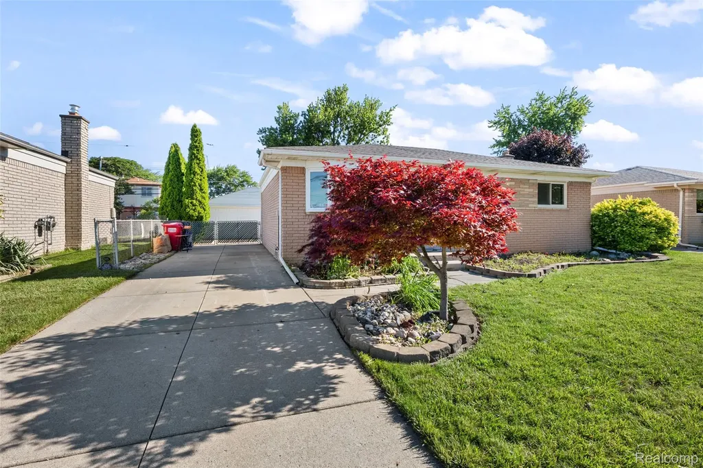 15641 Common Road Roseville City MI 48066