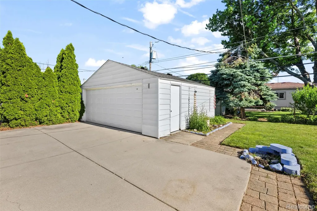 15641 Common Road Roseville City MI 48066