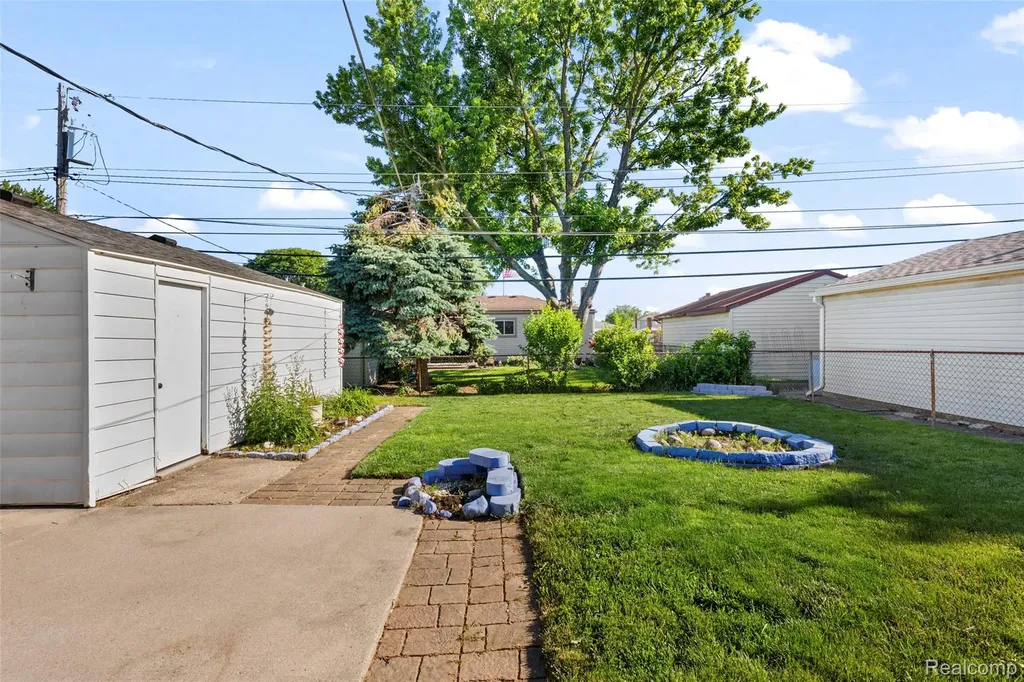 15641 Common Road Roseville City MI 48066