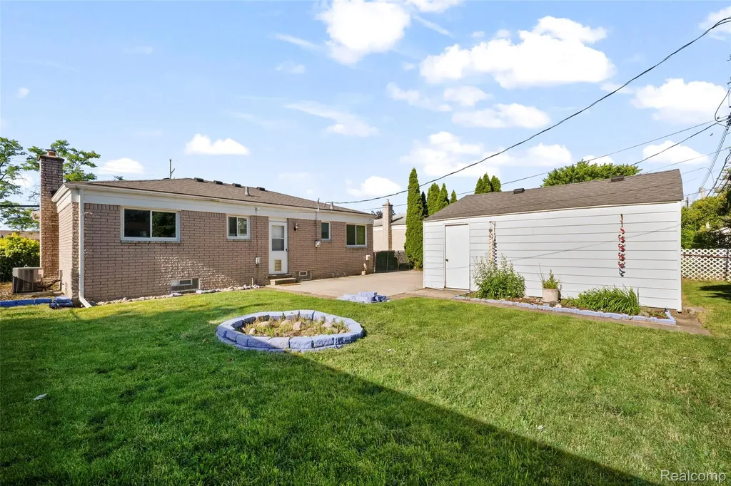 15641 Common Road Roseville City MI 48066