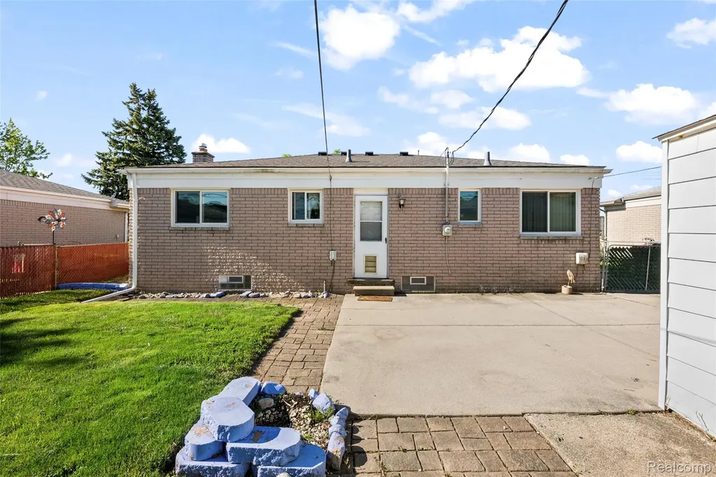 15641 Common Road Roseville City MI 48066