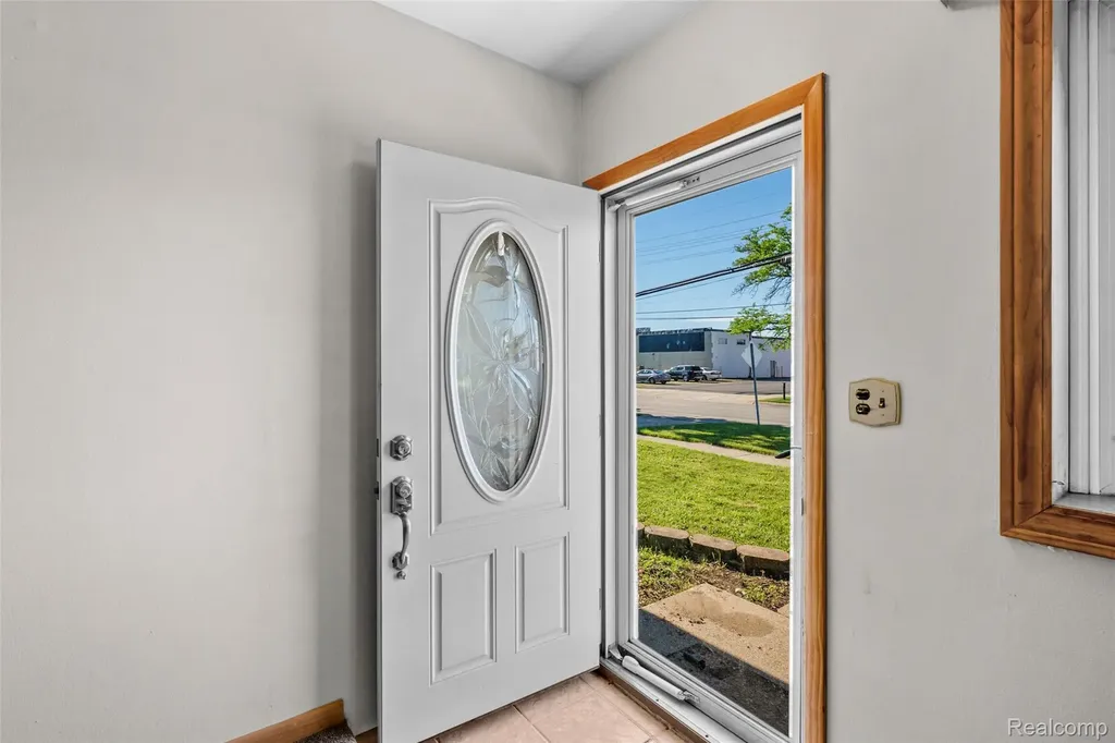 15641 Common Road Roseville City MI 48066